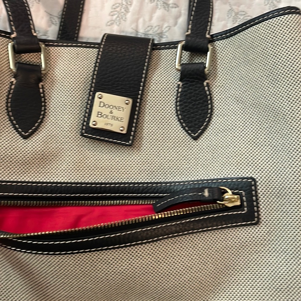 Dooney & Bourke purse in EUC with keychain, change purse, and license tag